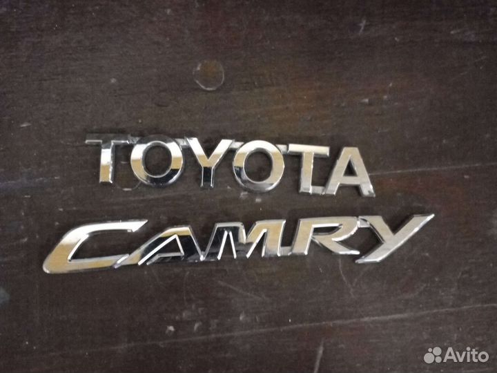 Надпись на крышку багажника Toyota Camry 50 55
