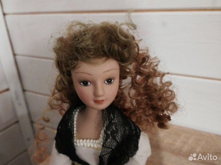 Кукла фарфоровая
