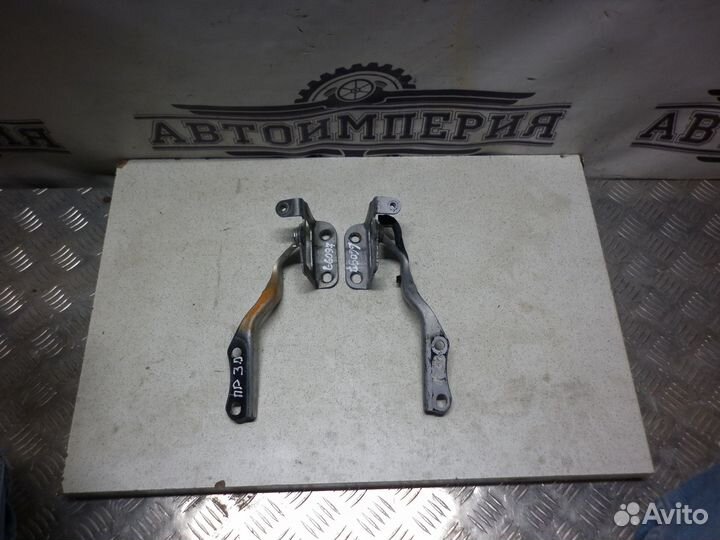 Петля капота Toyota Prius 30 2010 1.8