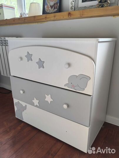 Детская кроватка и комод