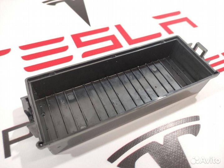 Крышка блока предохранителей переднего Tesla