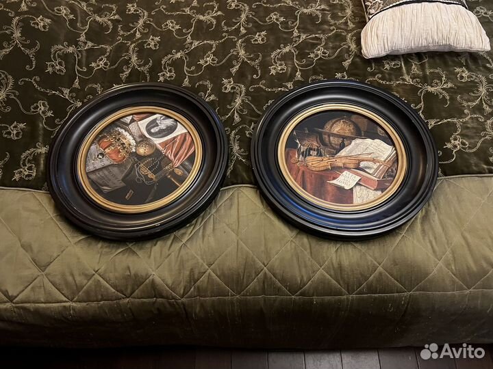 Картины в черных круглых рамах