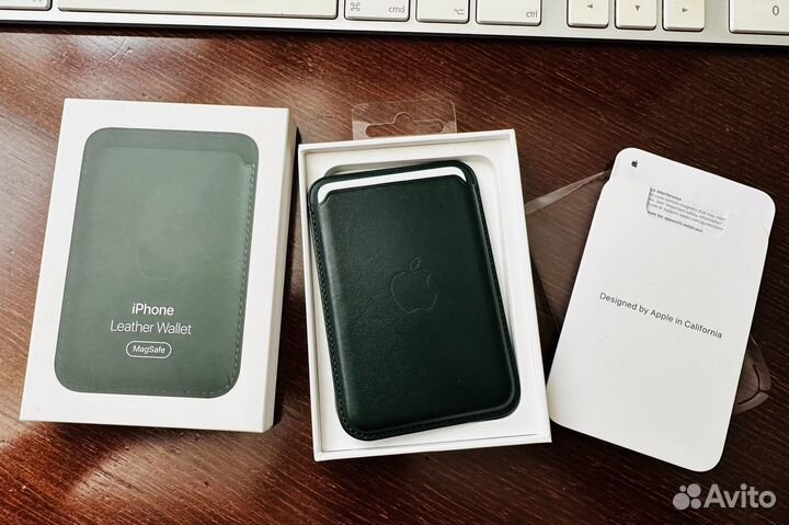 MagSafe Leather Wallet зеленого цвета