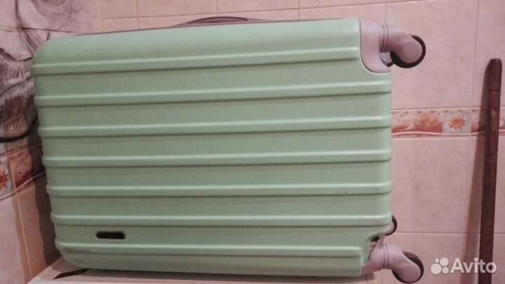 Чемодан на колесах пластиковый бу
