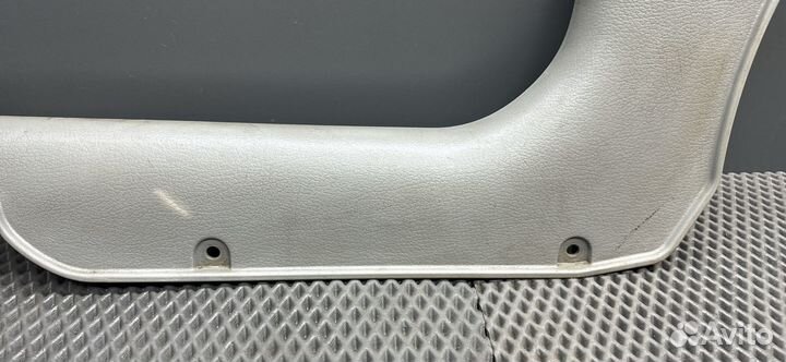 Накладка внутр на порог перед лев Kia Rio 1 рест. 03 1.5 л., A5D