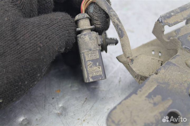 Замок капота Volkswagen Touareg (02-07)