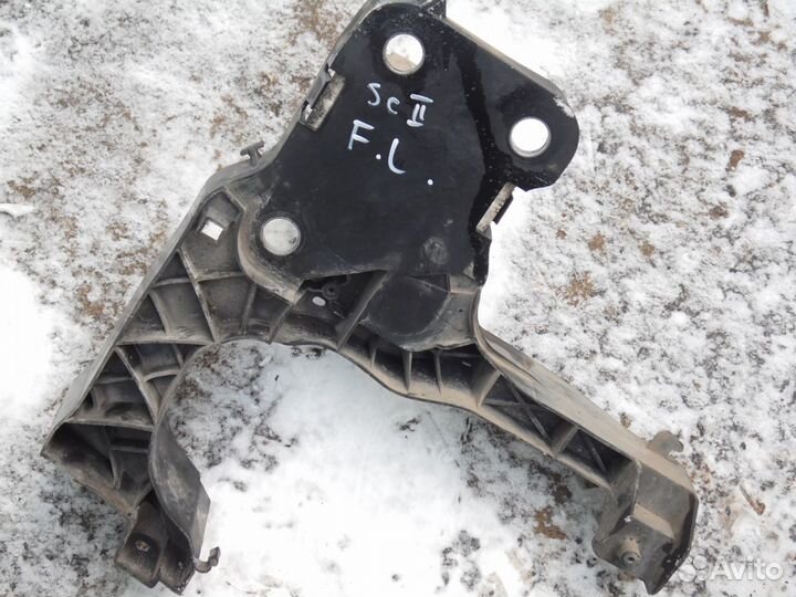 Кронштейн крепления фары левый Рено Меган Сценик 2