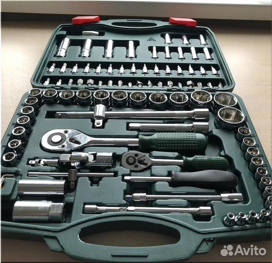 Набор инструментов состоит из 94 предметов