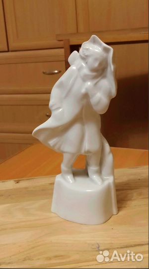 Статуэтка Девушка с зонтом, лфз