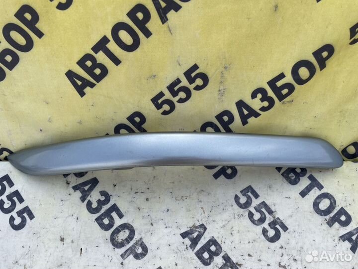 Молдинг переднего бампера правый Toyota Avensis 2