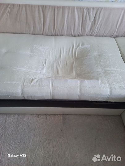 Замкожаный угловой диван бу