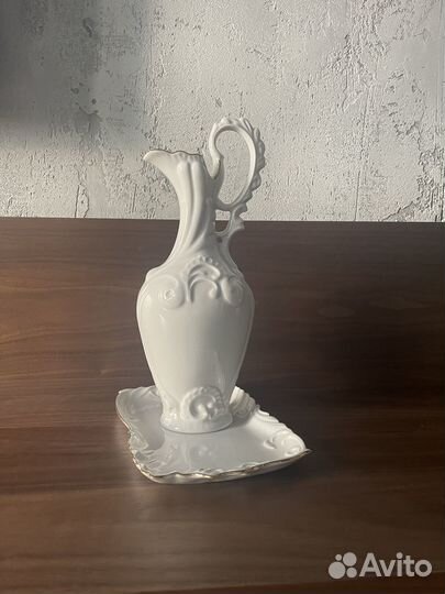 Кувшин на подносе