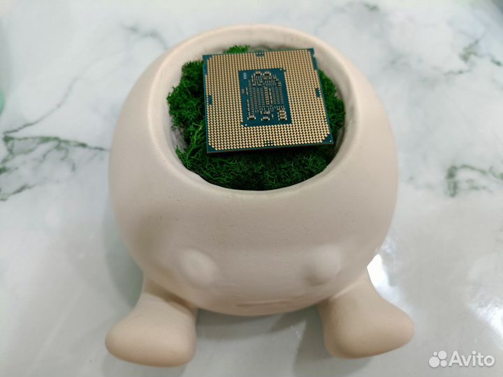 Процессор Intel Core i3-8100