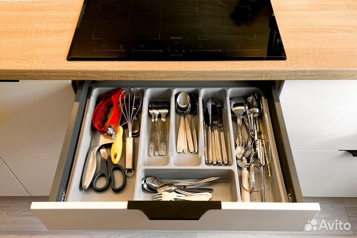 Кухня с антресолью и подсветкой