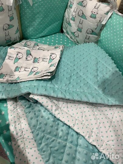 Бортики в детскую кроватку, одеяло и простынь