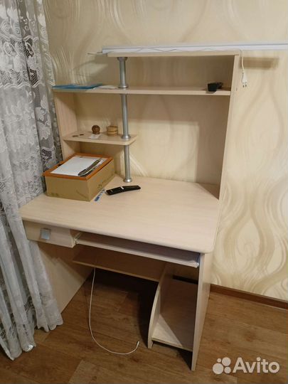 Компьютерный стол бежевого цвета