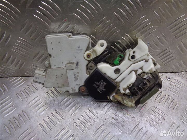 Замок двери задний левый Nissan Primera P11 1998