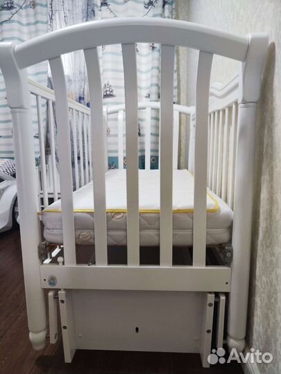 Детская кроватка с продольным маятником