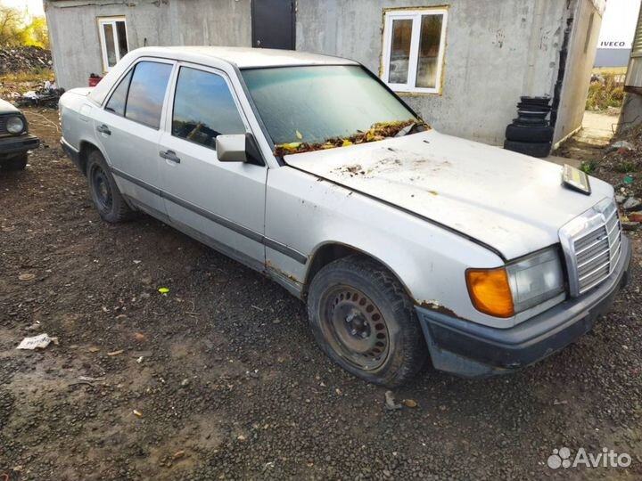 Стекло заднее левое mercedes w124
