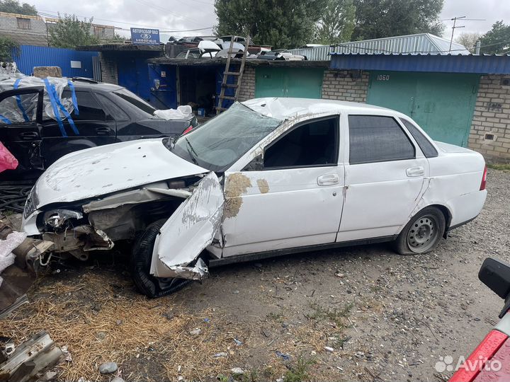 Разбирается Лада Приора