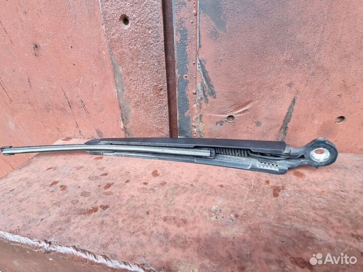 Поводок заднего дворника Пассат Б-6