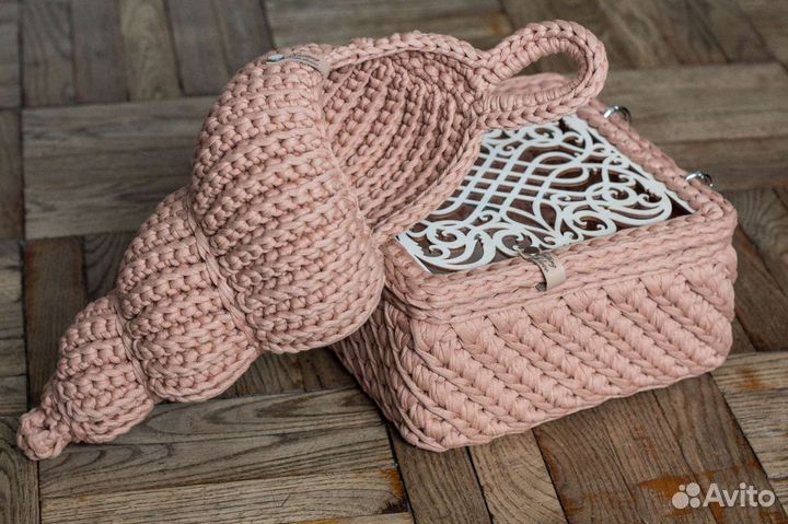 Вязаная корзина ракушка