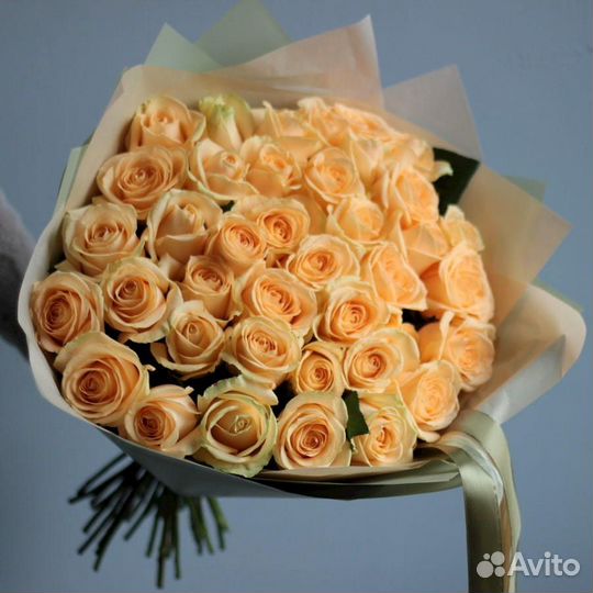 Букет из 35 персиковых Роз Эквадор в матовой бумаг