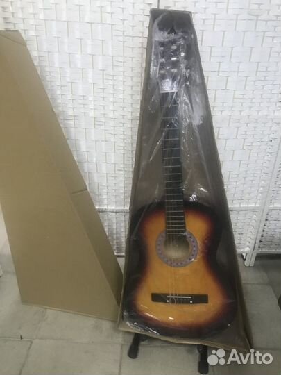 Гитара полноразмерная