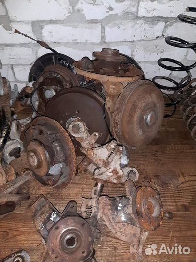 Кулак поворотный передний задний Peugeot 406