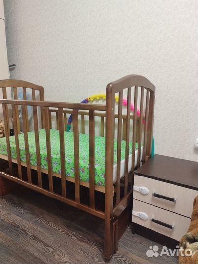 Детская кроватка с маятником