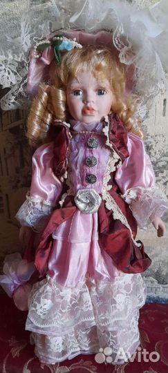Кукла фарфоровая
