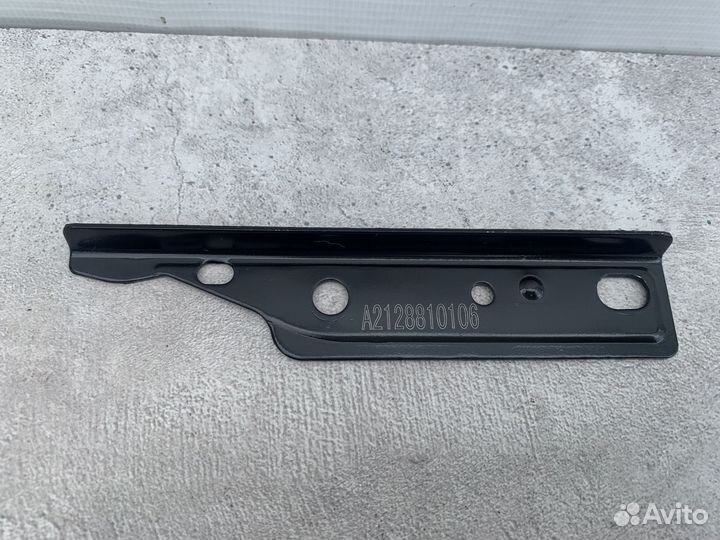 Кронштейн бампера Mercedes W212 A2128810106