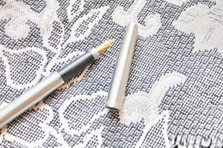 Ручка перьевая с золотым пером