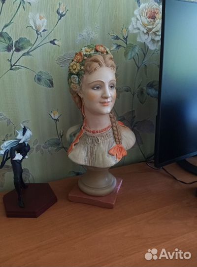 Гипсовые статуэтки. Воин и бюст девушки