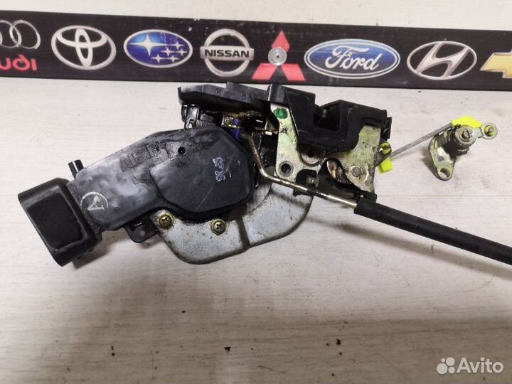 Замок двери передний левый Toyota Corolla AE110