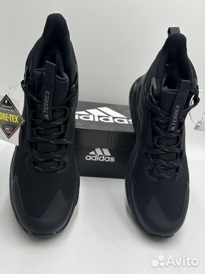 Зимние кроссовки adidas