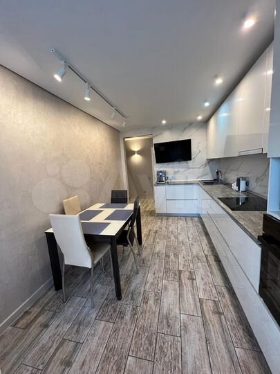 3-к. квартира, 100 м², 1/14 эт.