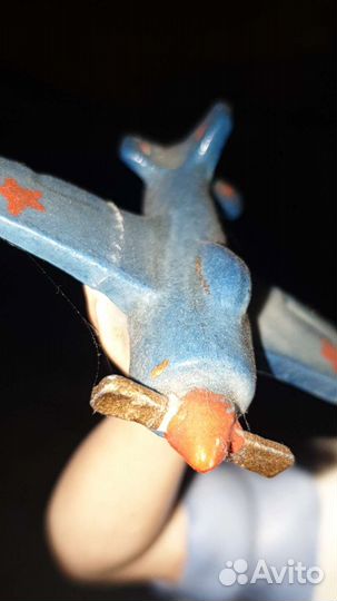 Статуэтка пионер с самолетом