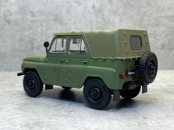 Коллекционная модель уаз-469Б хаки 1:43