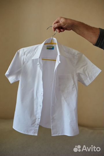 Белая детская рубашка с коротким рукавом 138р-р