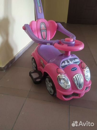 Машинка каталка с ручкой