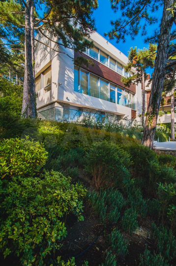 Дом 1184,6 м² на участке 34 сот.