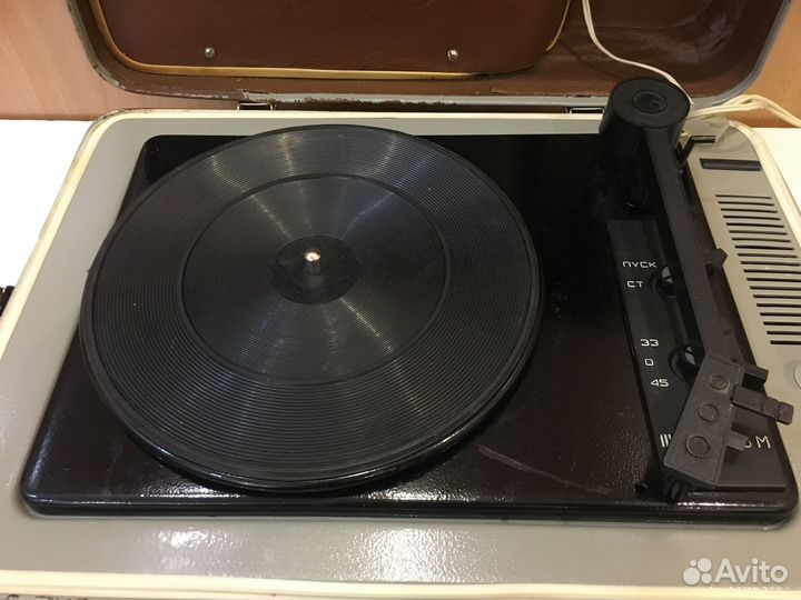 Проигрыватель виниловых пластинок Юность-301