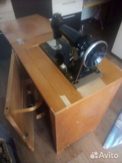 Продается швейная машина со столом