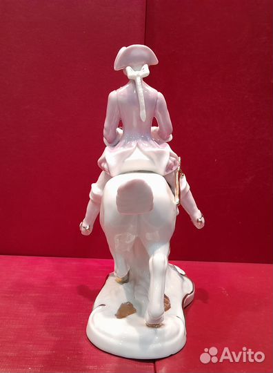 Статуэтка фарфоровая 