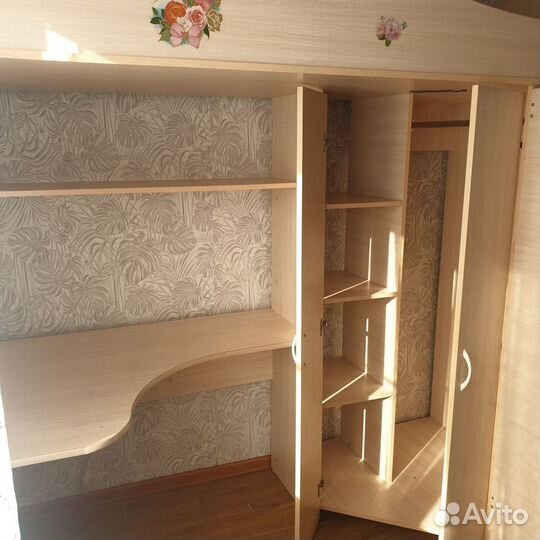 Двухъярусная кровать со шкафом и столом