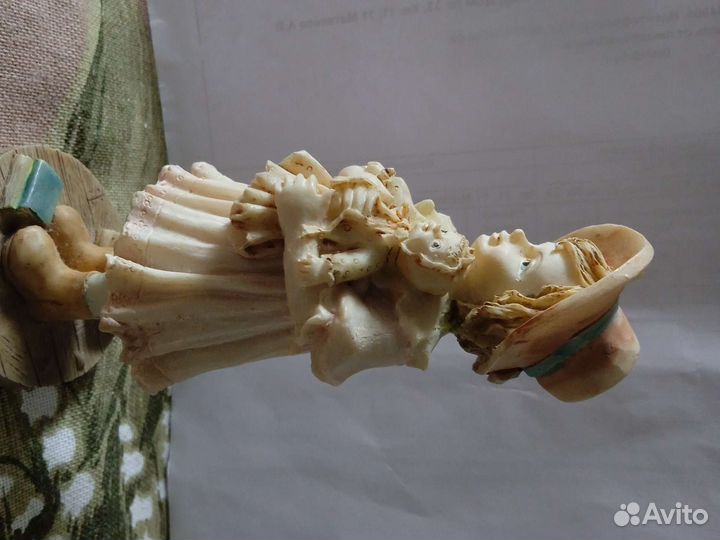 Статуэтка девочка с куклой