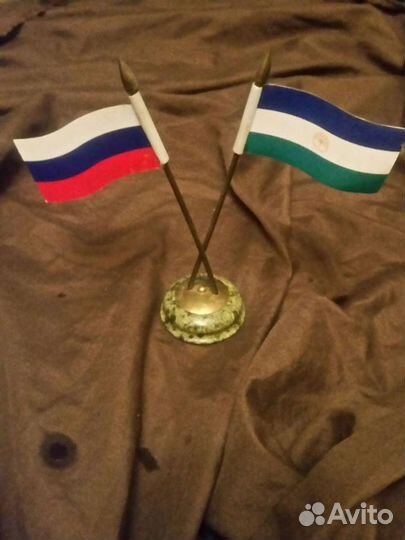 Подарок - настольный постамент с флагами