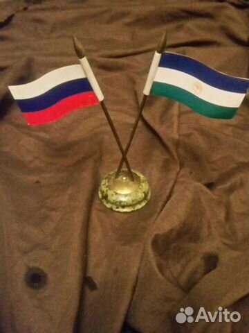 Подарок - настольный постамент с флагами