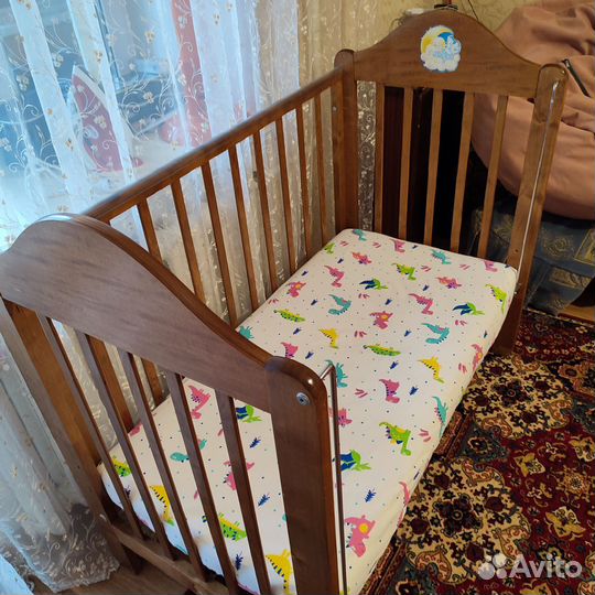 Детская кроватка с маятником и ящиком